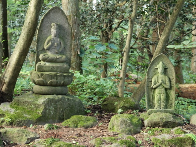 つばきねの池三十三観音　池の周りに石像の三十三観音がある　この池から出てきたという仏様が本堂に祭られている